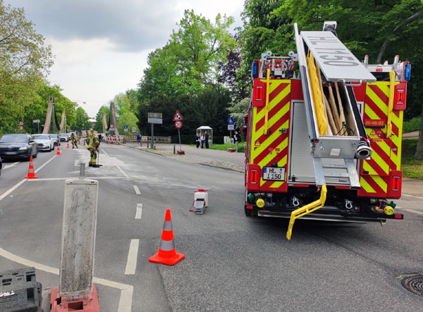 Die Feuerwehr reinigte die Fahrbahn an der Einmündung der Wallstraße in die Mühlenstraße. Fotos: STE