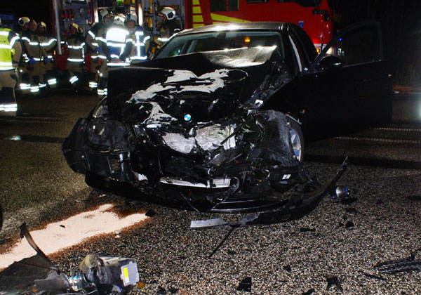 Nach den ersten Angaben der Polizei geriet der BMW in den Gegenverkehr. Fotos, Video: Oliver Klink