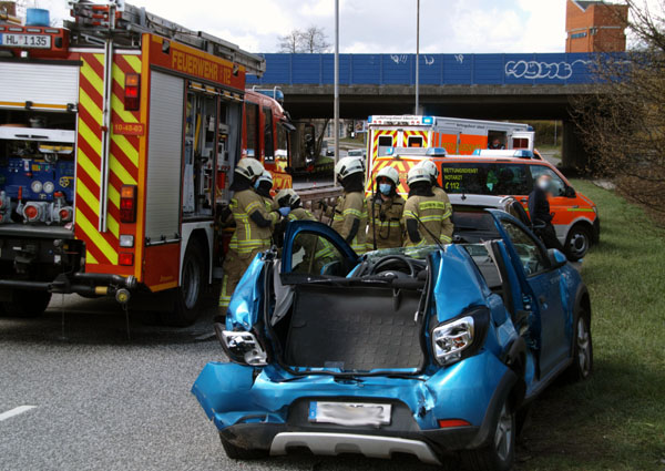 Die Feuerwehr musste das Dach des Autos abtrennen, um die Frau zu befreien. Fotos: VG