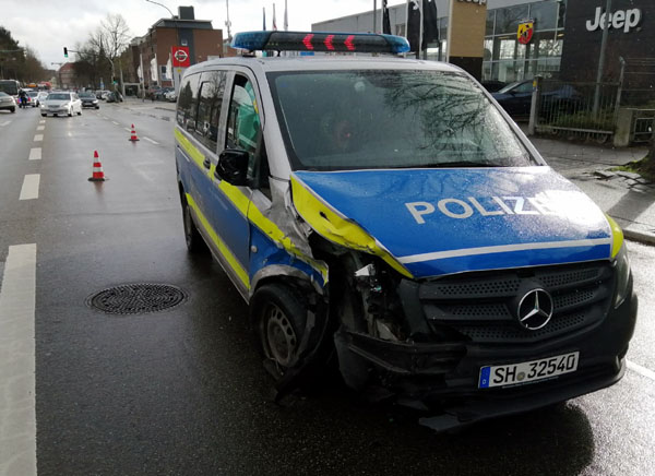 In der Fackenburger Allee kam es zu einem Unfall mit einem Polizeiwagen, der mit Sonderrechten unterwegs war. Fotos: STE