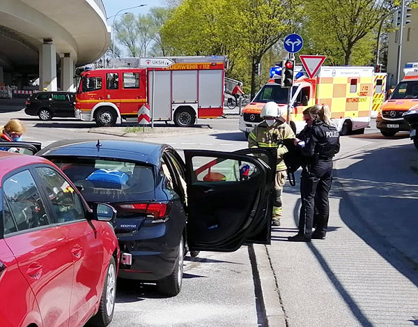 Beide Autofahrer mussten mit Rettungswagen ins Krankenhaus gebracht werden. Fotos: STE