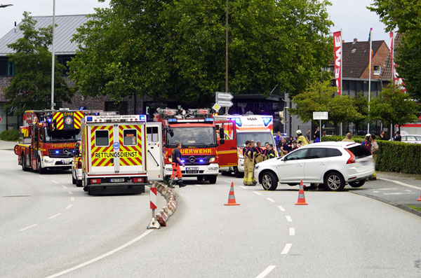 An der Ausfahrt eines Supermarktes am Waldhusener Weg wurde ein Radfahrer überrollt. Fotos: VG