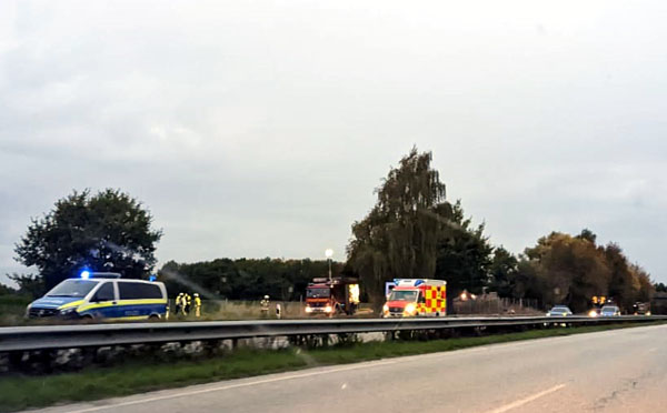 Die Einsatzkräfte fanden den Wagen an einem Feldweg nahe der B75. Foto: Helge Normann