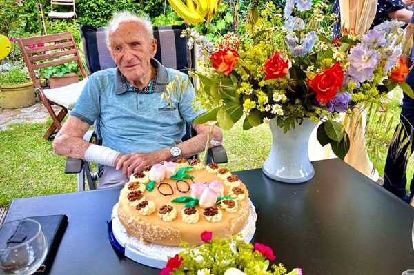 Walter Schwikowski feierte seinen 100. Geburtstag inmitten seiner Familie, mit Blumen und leckerer Geburtstagstorte.