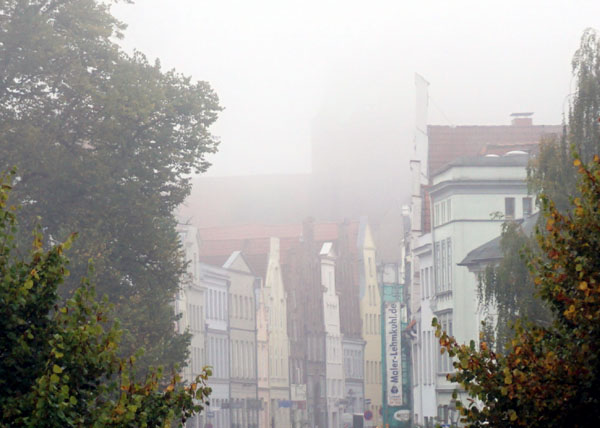 Statt dem angekündigten Sonnenschein gab es in Lübeck am Freitag dichten Nebel. Fotos: VG