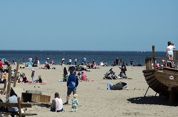 Travemünde war am Sonntag sehr gut besucht. Der breite Strand garantiert einen Viren-sicheren Abstand. Fotos: Karl Erhard Vögele