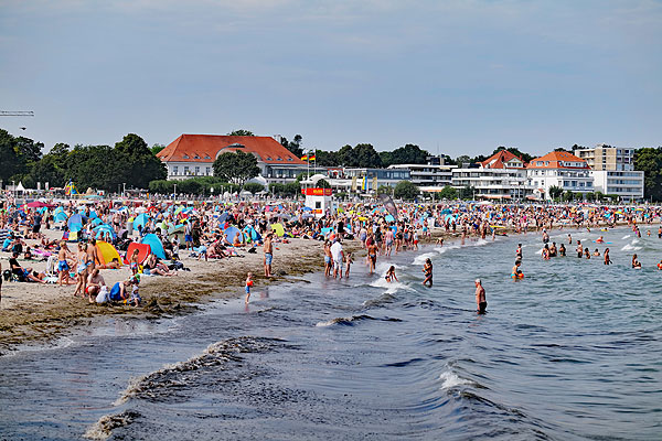 Am Sonntag wurde es am Strand richtig voll. Fotos: Karl Erhard Vögele