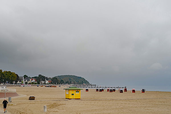 Die Strand-Saison ist beendet, die Strandkörbe werden ins Winterlager gebracht. Fotos: Karl Erhard Vögele