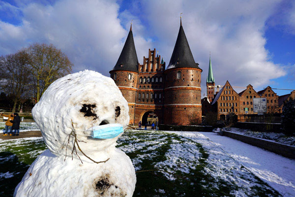 Reicht es für einen Schneemann? Das Wetter bleibt die kommenden Tage spannend. Foto: JW/Archiv, Grafik: Harald Denckmann