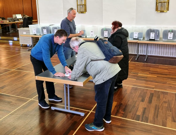 Edgar Hamerich und Lutz Dabelstein vom Bereich Wahlen haben am Samstag die Wahlunterlagen an die ehrenamtlichen Wahlvorstände übergeben. Foto: Harald Denckmann