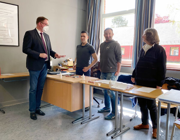 Bürgermeister Jan Lindenau dankte den Mitgliedern des Wahlvorstands für ihren ehrenamtlichen Einsatz, Jonas Grose, Kenan Kilic und Bernadette Cornik. Fotos: Hansestadt Lübeck