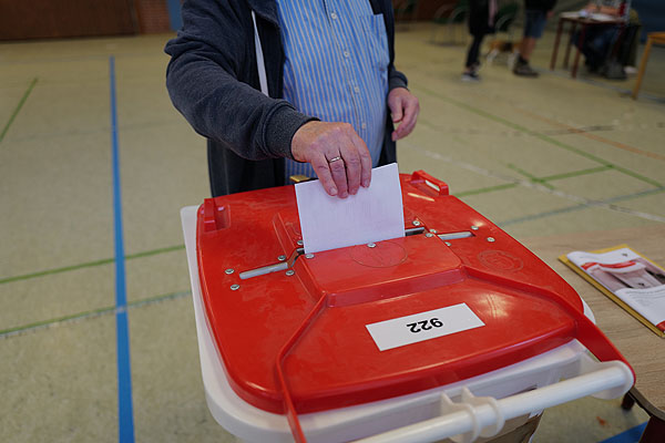 In Lübeck werden rund 1000 Wahlhelfer für die Landtagswahl im Mai gebraucht. Foto: Karl Erhard Vögele