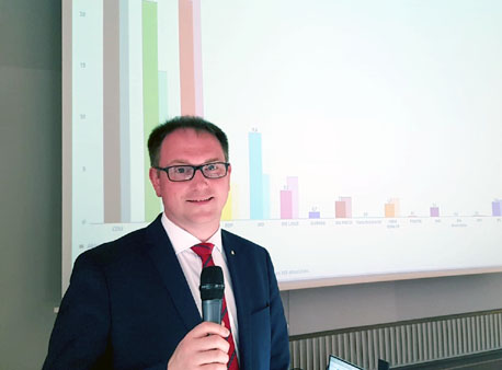 Gemeindewahlleiter Jan Lindenau präsentierte die Ergebnisse im Rathaus. Fotos: Harald Denckmann