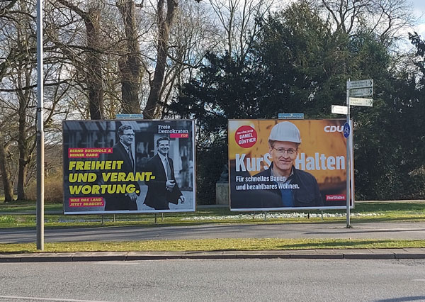 Seit Freitag werden in Lübeck die Wahlplakate aufgestellt und aufgehängt. Fotos: JW, O-Ton: Oswald Becker