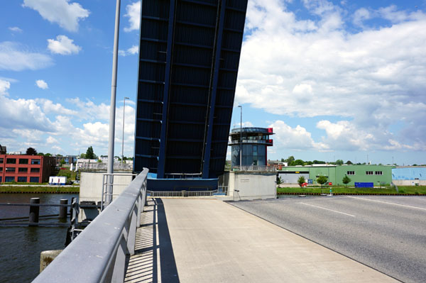 Die Eric-Warburg-Brücke muss am Donnerstag für vier Stunden gesperrt werden.