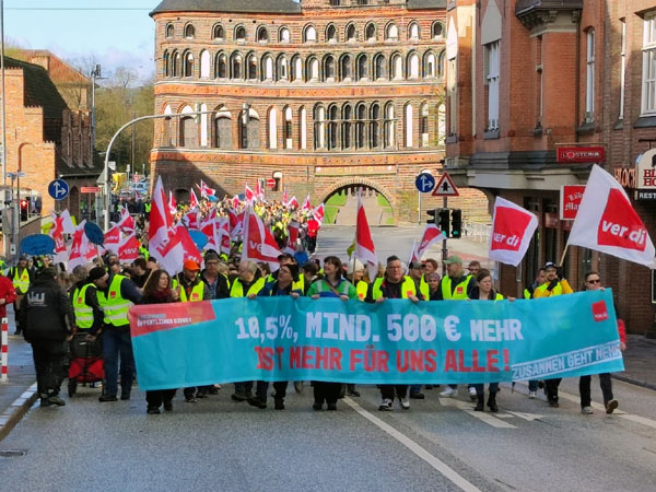 In Lübeck beteiligten sich rund 500 Mitarbeiter an dem Warnstreik. Fotos: STE