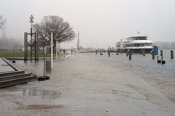 Auf der Travepromenade stand am Sonntag Wasser, zu Problemen mit dem Hochwasser kam es aber nicht. Fotos: Karl Erhard Vögele