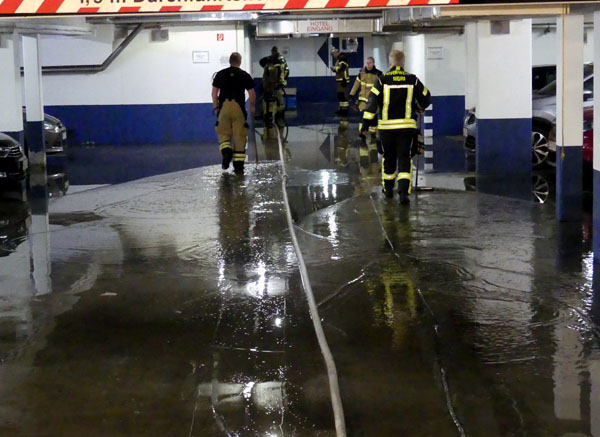 Die Feuerwehr Mori musste am Freitagabend eine Tiefgarage auspumpen. Fotos: STE