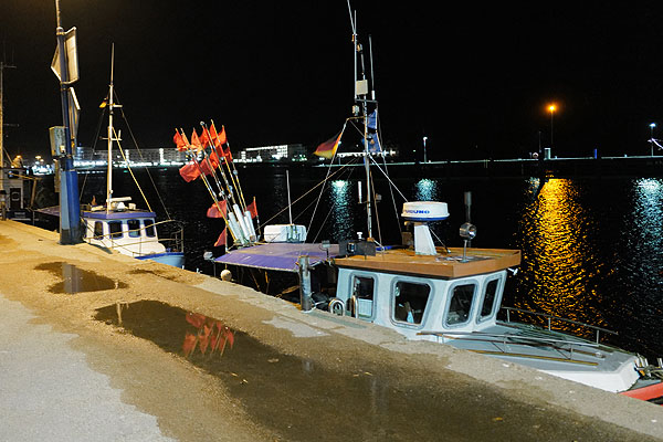 Die Fischerboote verschwanden fast komplett hinter der Kaimauer. Fotos: Karl Erhard Vögele