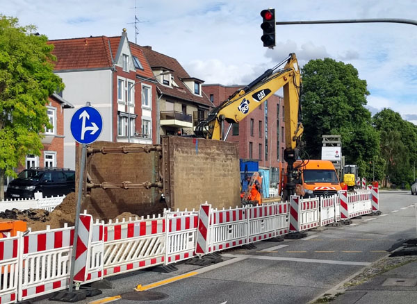 In der Ratzburger Allee wurde am Freitag ein beschädigtes Hauptwasserrohr festgestellt. Fotos: STE