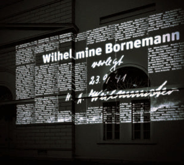 Zehn Tage lang werden die Namen der deportierten und getöteten Patienten an die Fassade projiziert. Foto: Willy Brandt Haus