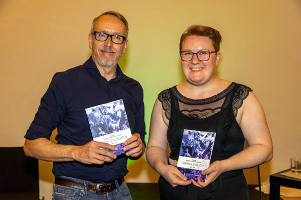 Oliver Pries und Katja Effe stellen die Broschüre am Montagabend im Willy-Brandt-Haus Lübeck vor. Foto: Veranstalter