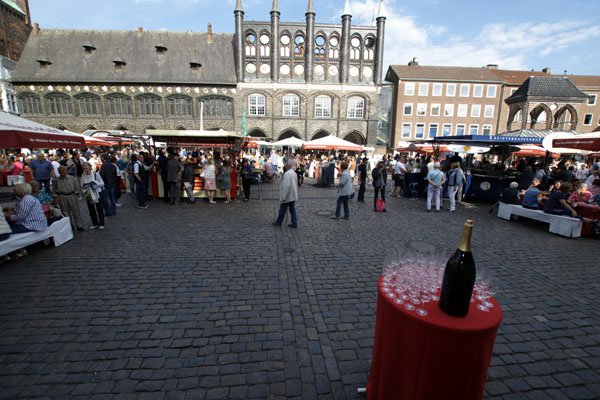 Über Pfingsten findet wieder das Weinfest auf dem Markt statt. Foto: JW/Archiv