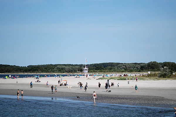 Der Strand und die kühle Ostsee werden bis einschließlich Mittwoch ein gefragtes Ausflugziel bleiben. Fotos: Karl Erhard Vögele