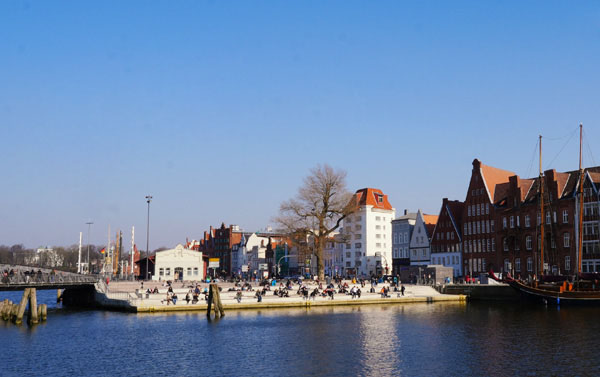 Die Lübecker können die Sonne auch in den kommenden Tagen genießen. Fotos: JW(1), Karl Erhard Vögele(2), Grafik: Harald Denckmann
