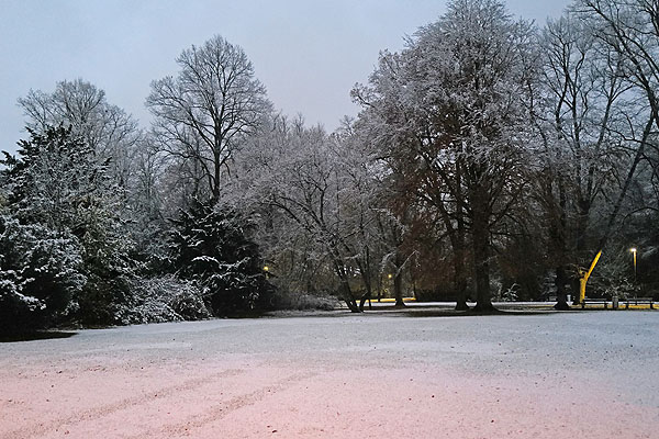In einigen Teilen Lübecks reichte es am Wochenende für eine geschlossene Schneedecke. Ab Mittwoch wird es aber wieder wärmer. Grafik: Harald Denckmann, Fotos: Karl Erhard Vögele