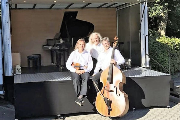 Das Trio Barrique spielt am Mittwoch im Flügelmobil vor der Wichernkirche. Foto: Veranstalter