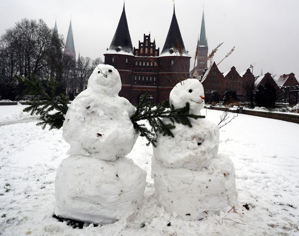 Die Zahl der Schneemänner in Lübeck wird in den kommenden Tagen noch steigen. Fotos: JW