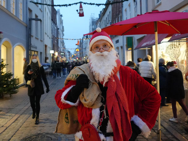 Der Weihnachtsmann hatte am Samstag in der Innenstadt viel zu tun. Er verteilte im Auftrag der Geschäfte aus der Hüxstraße kleine Geschenke. Foto: JW
