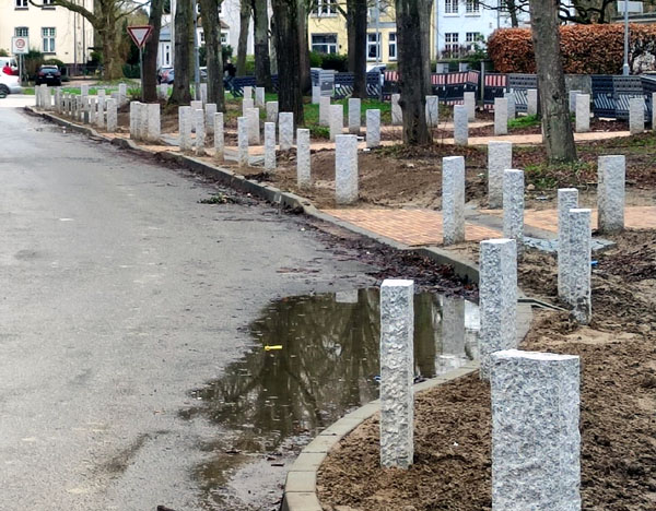 Die Stadt möchte die Granitpoller jetzt kürzen, um den Eindruck eines Friedhofes zu vermindern. Fotos: STE