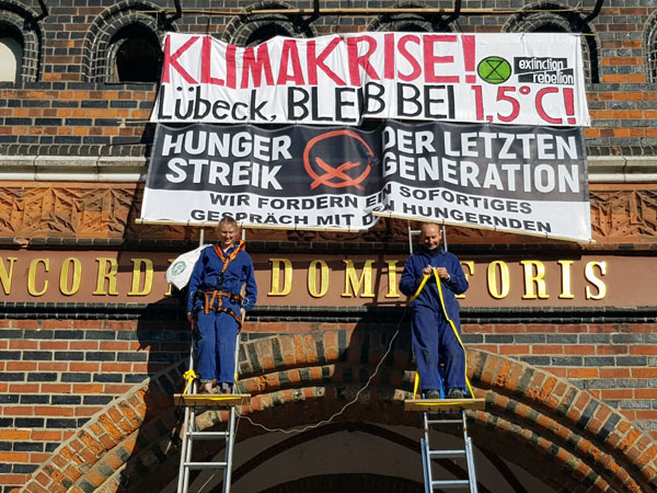 Extinction Rebellion Lübeck hatte am Mittwoch zwei Plakate am Holstentor befestigt. Fotos: XR