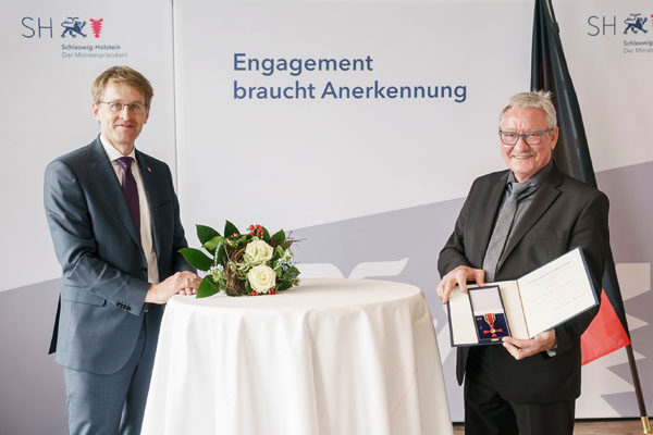 Ministerpräsident Daniel Günther überreichte Klaus Ziele am Dienstag das Bundesverdienstkreuz. Foto: Frank Peter