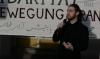 Claas Lamaack leistete einen Redebeitrag bei der Kundgebung gegen die Hinrichtungen im Iran am Lübecker Rathausmarkt. Foto: Volt