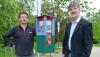 Die Initiatoren Oliver Kowalski und Cousin Jens Thiel brachten die Idee der Wildblumensamenspender von Jonte Mai nach Lübeck. Foto: HL