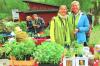 Heidrun Schneeberg und Renate Krüger organisieren den Pflanzenmarkt. Foto: Landwege e.V.