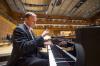 Opern- und Generalmusikdirektor Stefan Vladar übernimmt sowohl das Dirigat als auch den Klavierpart des Konzerts. Foto: Olaf Malzahn