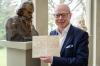 Professor Dr. Wolfgang Sandberger zeigt einen der Brahms-Briefe. Fotos: Maximilian Busch