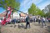 Sehr viele Travemünder feierten rund um den Maibaum auf dem historischen Marktplatz vor der St. Lorenz Kirche. Fotos: Karl Erhard Vögele