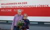 Senatsvorsitzender Professor Dr. Stefan Bartels-von Mensenkampff gratuliert Kanzlerin Yvonne Plaul zur Wiederwahl. Foto: TH Lübeck