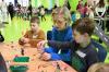 Kinder und Auszubildende bauen zusammen einen Stromkreislauf. Fotos: IHK/Tietjen