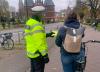 Die Polizei verteilte Reflektorwesten an Radfahrer. Foto: Polizei