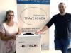 Andrea Grußendorf und Denny Roedszus vom Travebogen mit dem neuen mobilen Lasergerät. Foto: Travebogen
