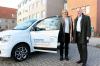 Die Geschäftsführer Johanne Hannemann und Fred Mente am ersten Dienstauto mit neuem Logo. Foto: Diakonie NNO